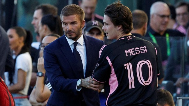 Pemilik Inter Miami David Beckham tertangkap kamera nangis setelah melihat gol kemenangan Lionel Messi di laga debutnya melawan Cruz Azul.