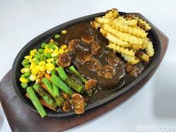 Mencicipi Kelezatan Sop Buntut dan Steak Vegetarian di Bandung