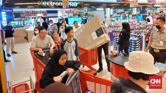 Transmart Full Day Sale hadir lagi pada Selasa (26/9) berlaku diskon untuk pembelian berbagai jenis elektronik, mulai dari AC, kulkas, sampai TV.