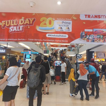 Transmart Full Day Sale Cuma Hari Ini, Makin Malam Makin Ramai!