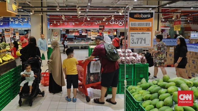 Pelanggan memborong buah segar dan harga yang didiskon besar di Transmart Full Day Sale.