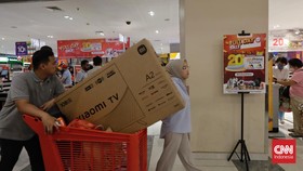 Manfaatkan diskon besar hingga 50% + 20% Transmart Full Day Sale hari ini, Minggu (7/6), mumpung masih awal bulan dan baru gajian.