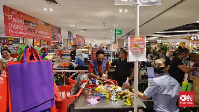 Di Transmart Full Day Sale hari ini, Selasa (29/8), seluruh kategori produk di gerai Transmart se-Indonesia didiskon sampai 50 persen.