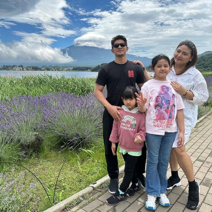 <p>Momen kebersamaan Audy bersama Iko dan dua anaknya juga terekam saat mereka berkunjung ke daerah sekitar Gunung Fuji Jepang. Pasangan ini tampaknya benar-benar ingin quality time bersama dua putri mereka, Bunda. (Foto: Instagram @audyitem/ @iko.uwais)</p>