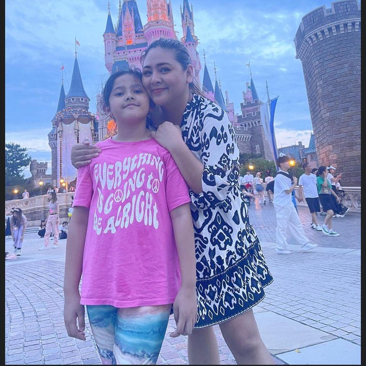 <p>Potret lain juga terlihat ketika Audy membagikan momen kebersamaan dengan si sulung Atreya saat di Tokyo Disneyland. Banyak yang bilang, ibu dan anak ini memiliki paras mirip bak pinang dibelah dua. (Foto: Instagram @audyitem/ @iko.uwais)</p>