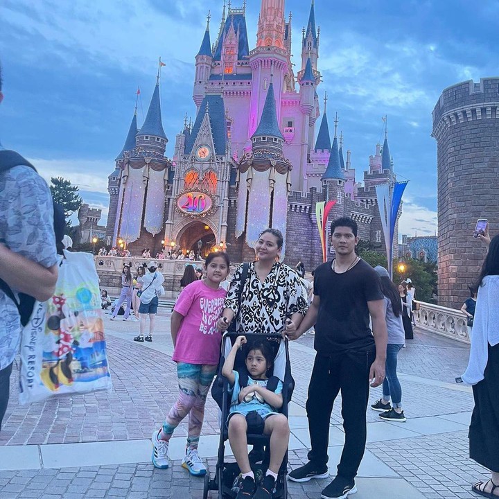 <p>Keluarga Audy tampak mengunjungi beberapa tempat wisata terkenal di Jepang. Salah satunya adalah Tokyo Disneyland, Bunda. (Foto: Instagram @audyitem/ @iko.uwais)</p>