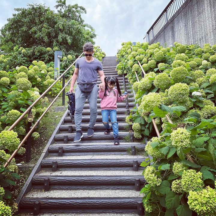<p>Dalam satu momen, Audy membagikan potret sang suami yang tengah momong si bungsu Aneska selama liburan di kota Gotemba. Iko terlihat menggandeng sang putri saat menuruni tangga. (Foto: Instagram @audyitem/ @iko.uwais)</p>