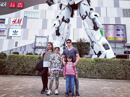 7 Potret Audy Item & Iko Uwais Ajak Anak-anak Liburan ke Jepang
