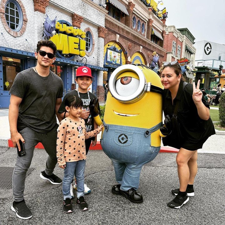 <p>Audy dan Iko juga membawa kedua putri mereka ke Universal Studio Japan nih. Keluarga ini kompak mengenakan pakaian santai selama berlibur di Negeri Sakura. (Foto: Instagram @audyitem/ @iko.uwais)</p>