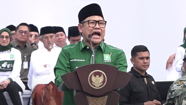 Di hadapan ribuan kader PKB di Stadion Manahan Solo, Cak Imin berterima kasih kepada Wali Kota Gibran yang disebutnya sebagai pemimpin masa depan.