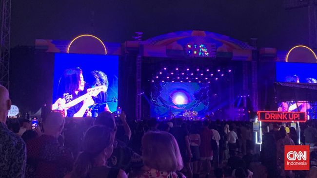 Penampilan Cokelat di panggung We The Fest 2023 hari ketiga diwarnai tangis haru oleh sang vokalis, Kikan.