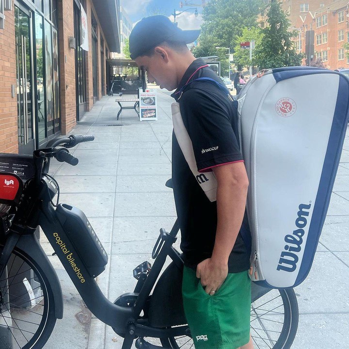 <p>Enzy juga mengunggah foto suaminya yang berpenampilan sporty nih. Molen Kasetra terlihat berdiri di samping sepeda sambil membawa raket tenis. (Foto: Instagram @enzystoria)</p>