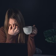 Viral Desainer Grafis Meninggal di Kamar Kos, Ini Bahaya Terlalu Sering Begadang Disertai Minum Kopi