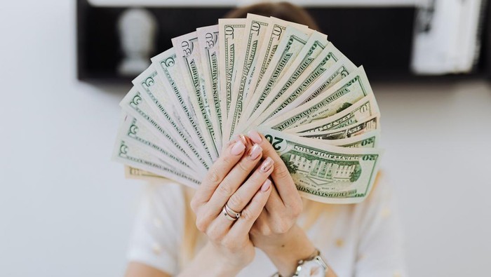 Ilustrasi perempuan pamer uang/Foto: Pexels/Karolina Grabowska