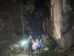 Jalan Poros Maros-Bone di Camba Macet Total gegara Tertutup Longsoran Batu