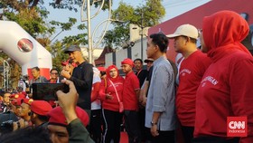 Jalan Sehat di Solo, Ganjar Disambut Ribuan Simpatisan