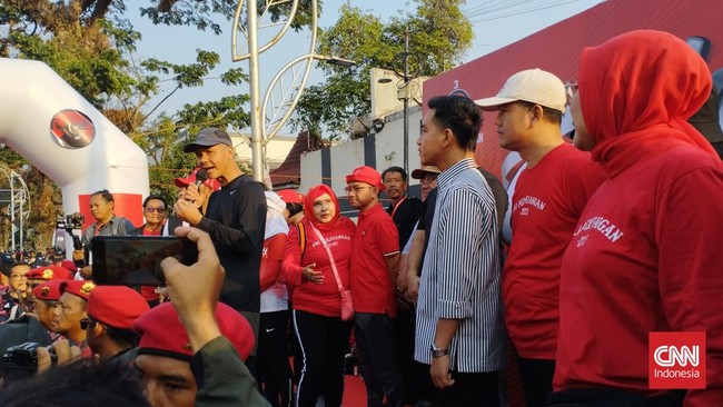 Ganjar Pranowo kembali menyapa pendukungnya. Bersama Gibran Rakabuming Raka, Ganjar mengikuti acara Jalan Sehat di Solo yang dihadiri ribuan simpatisan.