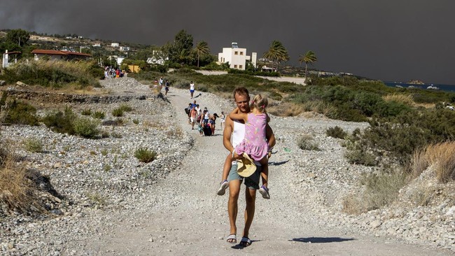 Kebakaran hebat di Pulau Rhodes dan Corfu Kejadian ini menimbulkan kekhawatiran atas masa depan industri pariwisata Yunani di masa depan.
