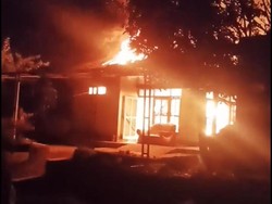 Terdengar Suara Ledakan, Rumah Warga di Jembrana Terbakar