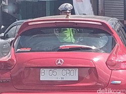 Bikin Geleng-geleng, Pengemudi Mobil B 05 CROT Ternyata Tak Punya SIM