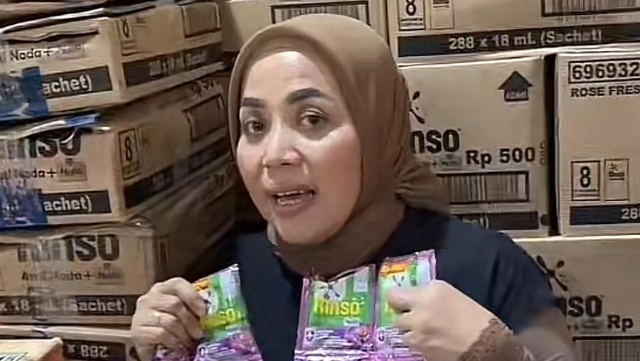 Muzdalifah Kini Jualan Sabun Sachet hingga Tisu
