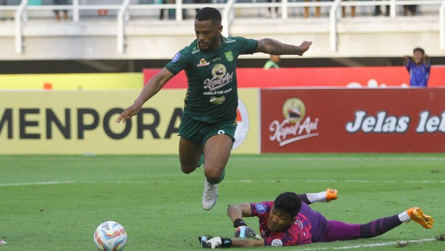 Klasemen Liga 1 mengalami perubahan setelah klub-klub meraih hasil berbeda dalam laga pekan keempat yang berlangsung Jumat (21/7) hingga Minggu (23/7).