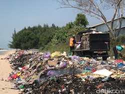 Duh! Kendaraan Pelat Merah Cuek Buang Sampah Bikin Kumuh Pantai di Rembang