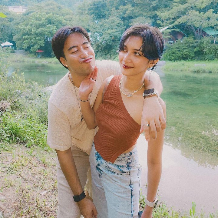 <p>Vidi mengaku bahagia karena akhirnya berhasil foto romantis bersama Sheila, Bunda. Meski beberapa foto yang diambil menunjukkan rasa 'penolakan' dari sang istri. "Satu dari seribu foto yang berhasil. Si paling susah diajak foto romansa ya Allah tolong," tulis Vidi di Instagram miliknya. (Foto: Instagram @vidialdiano)</p>