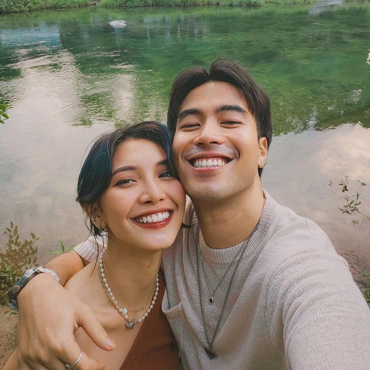 <p>Penyanyi Vidi Aldiano membagikan momen romantis dengan sang istri, Sheila Dara, belum lama ini. Keduanya diketahui sedang berada di Korea Selatan, Bunda. (Foto: Instagram @vidialdiano)</p>