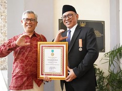 Wali Kota Cilegon Raih Penghargaan Tokoh Penggerak Koperasi Madya
