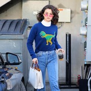 Gaya Kasual Selena Gomez Paling Ikonis, Bisa Jadi Inspirasi Outfit Hangout