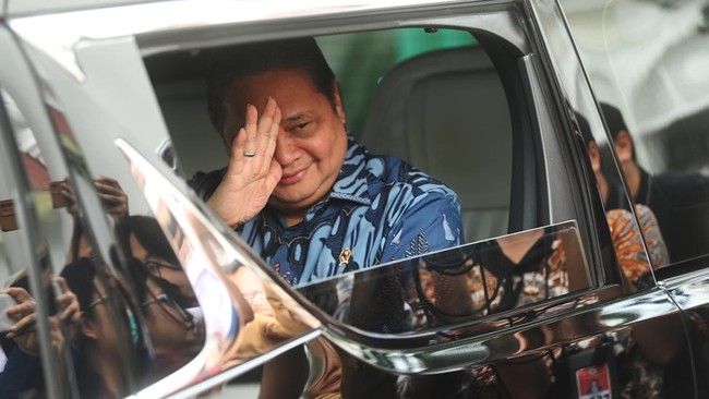 Ketua Umum Partai Golkar Airlangga Hartarto enggan berkomentar soal kadernya Dito Ariotedjo yang disebut menerima uang Rp27 miliar dalam kasus menara BTS.