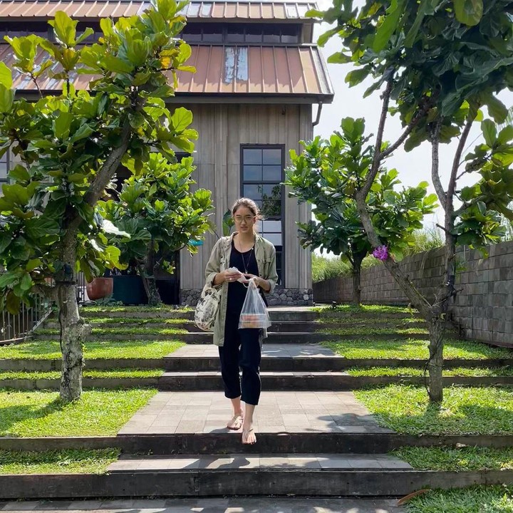 <p>Aisha juga cukup aktif menggunkan media sosial Instagram. Saat ini, akun pribadinya sudah memiliki lebih dari 60 ribu followers. (Foto: Instagram @shadjo04)<br /><br /><br /></p>