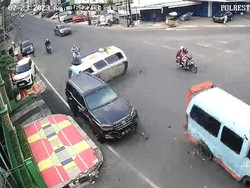 2 Angkot di Lampung Terguling Usai Kebut-kebutan hingga Tabrak Fortuner