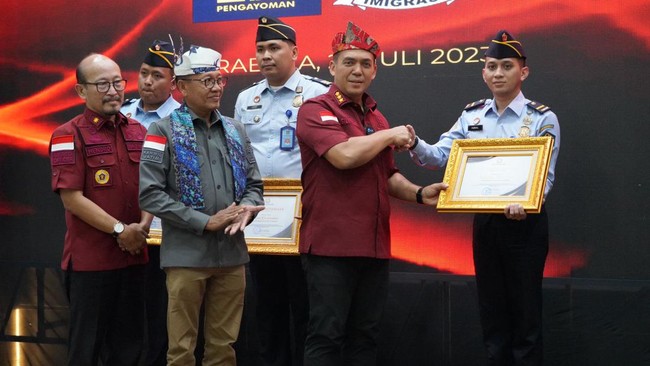 Berkat kejelian petugas imigrasi saat proses profiling dan pendalaman permohonan paspor, terduga sindikat perdagangan organ itu bisa segera dicegah aksinya.