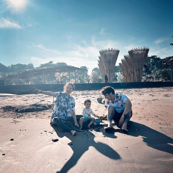 <p>Bukan hanya bermain bersama sang Bunda, di unggahannya yang lain, Nadine juga membagikan potret Baby Djiwa bermain pasir bersama Ayahnya, Dimas Anggara. (Sumber: Instagram @nadinelist)</p>