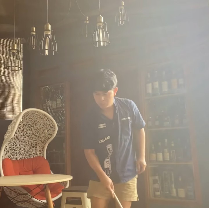 <p>Di kesehariannya, Cakra Khan kerap menghabiskan waktu di rumahnya yang sederhana. Ia terbiasa mengurus kegiatan rumah tangga sendiri, seperti bersih-bersih dengan menyapu. (Foto: YouTube CakraKhan Channel)</p>