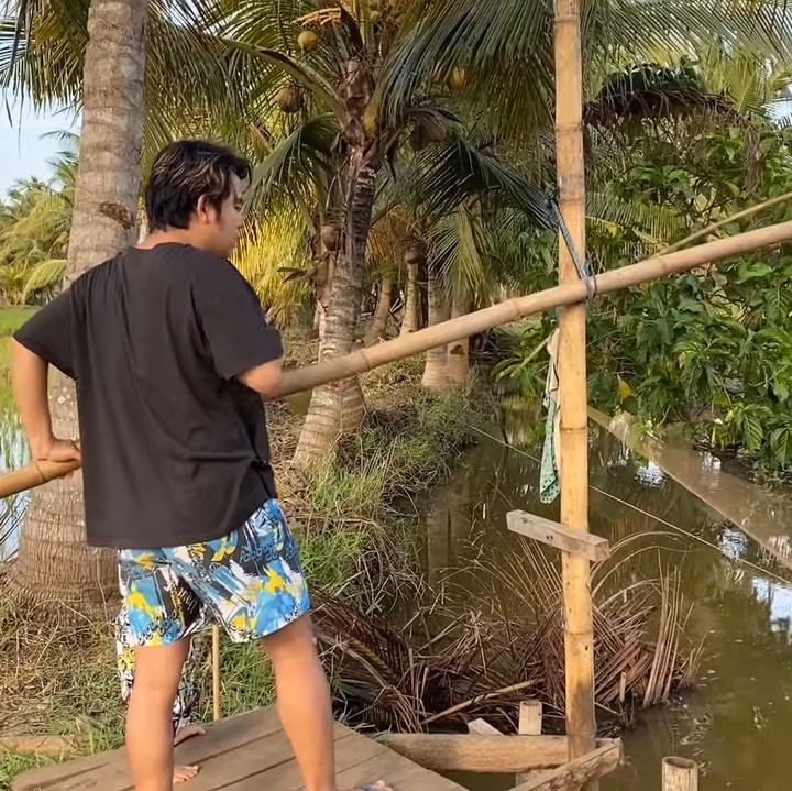 <p>Di tempat itu, Cakra Khan terbiasa menghabiskan waktu dengan menangkap ikan di empang. Bagi Cakra Khan, kegiatan sederhana seperti itu justru membuatnya bahagia karena sangat erat dengan kampung halamannya. (Foto: YouTube CakraKhan Channel)</p>