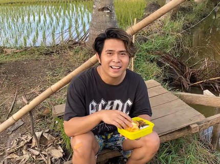 7 Potret Kehidupan Sederhana Cakra Khan di Desa, Main ke Sawah hingga Memasak