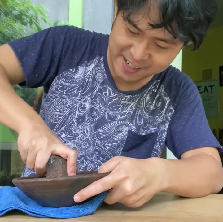 <p>Belum puas, Cakra Khan kemudian membuat sambal dengan memakai cobek. "Ini agak keras. Saya beli cabai ini cabai setan. Cabai lagi mahal sekarang (harganya)," ia bercerita. (Foto: YouTube CakraKhan Channel)</p>