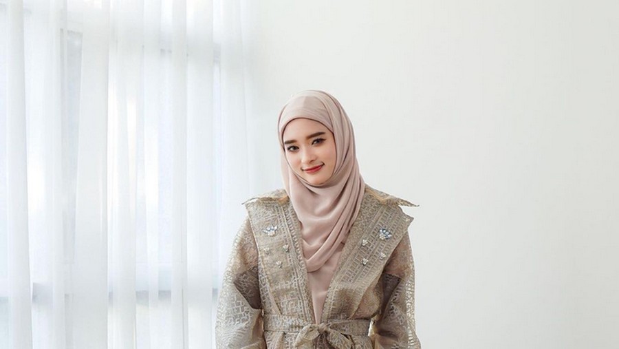 Foto Gaya hijab Inara Rusli yang menjadi inspirasi muslimah.
