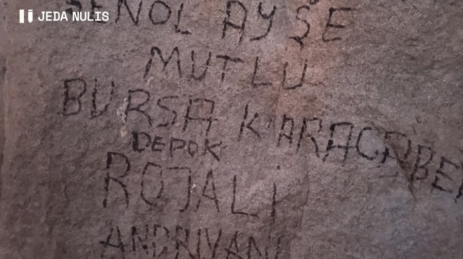 Heboh di jalur pendakian Gua Hira ditemukan tulisan 'Depok' Heboh di jalur pendakian Gua Hira ditemukan tulisan 'Depok'. KJRI Jeddah pun menyayangkan perilaku vandalisme tersebut.
