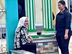 Kesederhanaan Iriana Saat Tunggu Jokowi Jumatan-Heli Robohkan Pagar Stadion