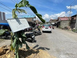 Derita Warga di Jalan Poros Sulsel Sidrap-Soppeng yang Rusak Parah