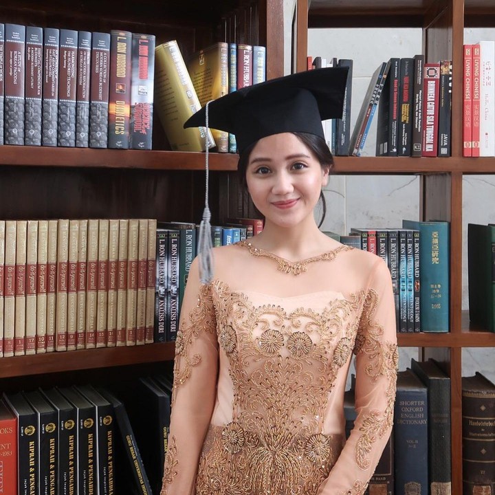 <p>Ia pun berhasil menyelesaikan kuliahnya itu pada 2018 lalu. Momen spesial saat wisudanya juga Jessica bagikan melalui Instagram, Bunda. "Satu tahap telah selesai. Saatnya mengemban tanggung jawab yang lebih besar, berkontribusi untuk Indonesia. Officially, Jessica Anastasya Mutiarani, S.E.," tulisnya, dikutip dari laman Instagram@jessicaanastasya20, Senin (24/7/2023). (Foto: Instagram@jessicanastasya20)</p>