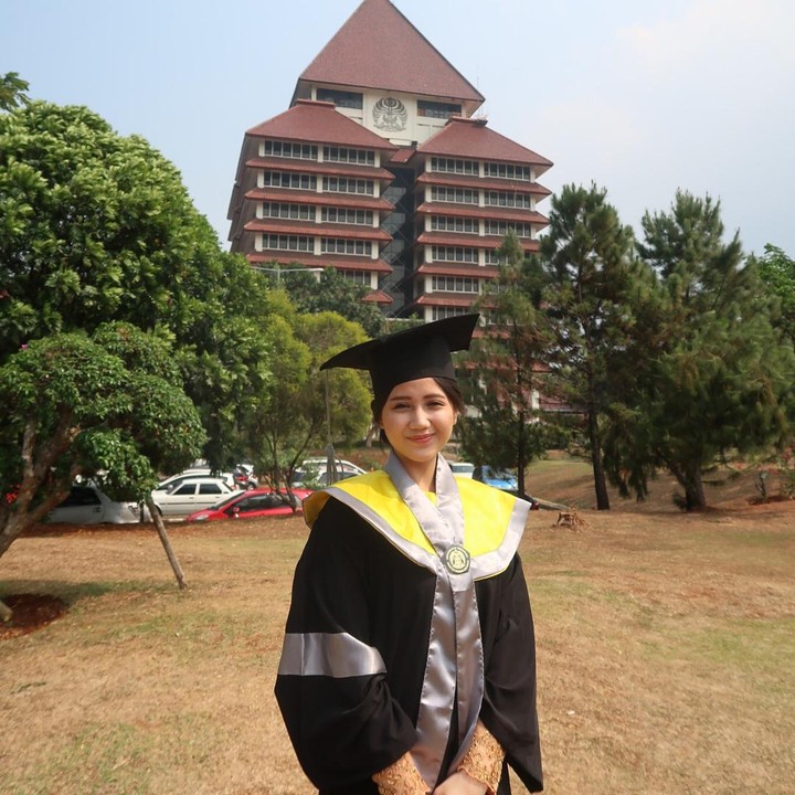 <p>Pada 2015, wanita 26 tahun ini memutuskan vakum dari dunia akting karena ingin fokus kuliah. Kala itu, ia diketahui menjalani pendidikan sarajana di Universitas Indonesia dengan mengambil Fakultas Ekonomi jurusan Akuntansi. (Foto: Instagram@jessicanastasya20)</p>