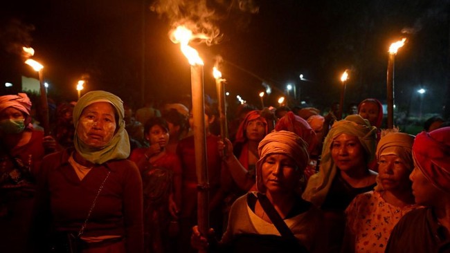 Kerusuhan kian panas di India usai dua perempuan diperkosa dan diarak telanjang di negara bagian Manipur, di tengah perseteruan antara suku Kuki dan Meitei.