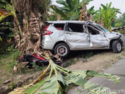 Kecelakaan di Turunan Jatibarang Semarang, Truk Oleng Seruduk Mobil-3 Motor
