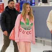 Seperti Barbie, Simak Airport Fashion Margot Robbie yang Kasual Pakai Pink