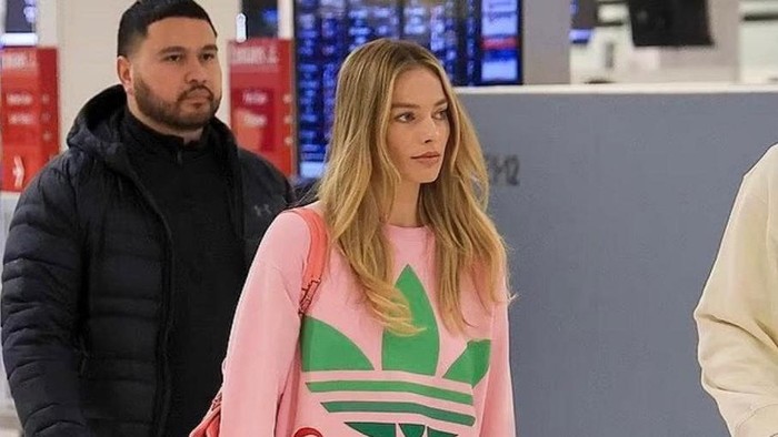 Seperti Barbie, Simak Airport Fashion Margot Robbie yang Kasual Pakai Pink